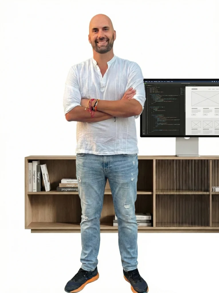 Moisés Rubio junto a su escritorio con código en pantalla